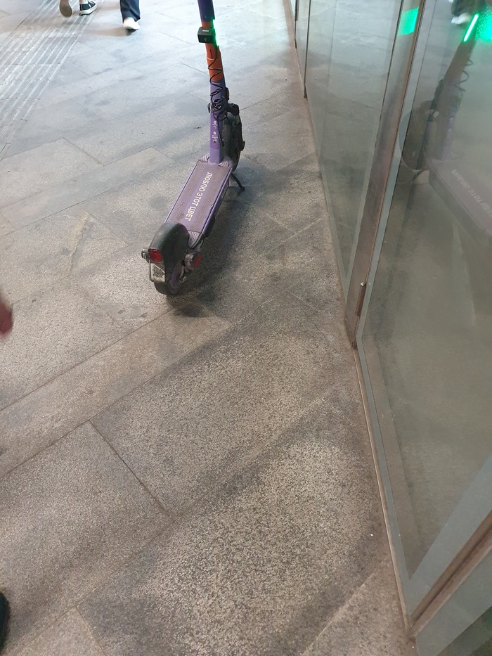 В переходе метро