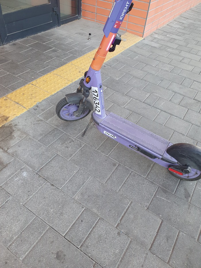 Перед подъездом