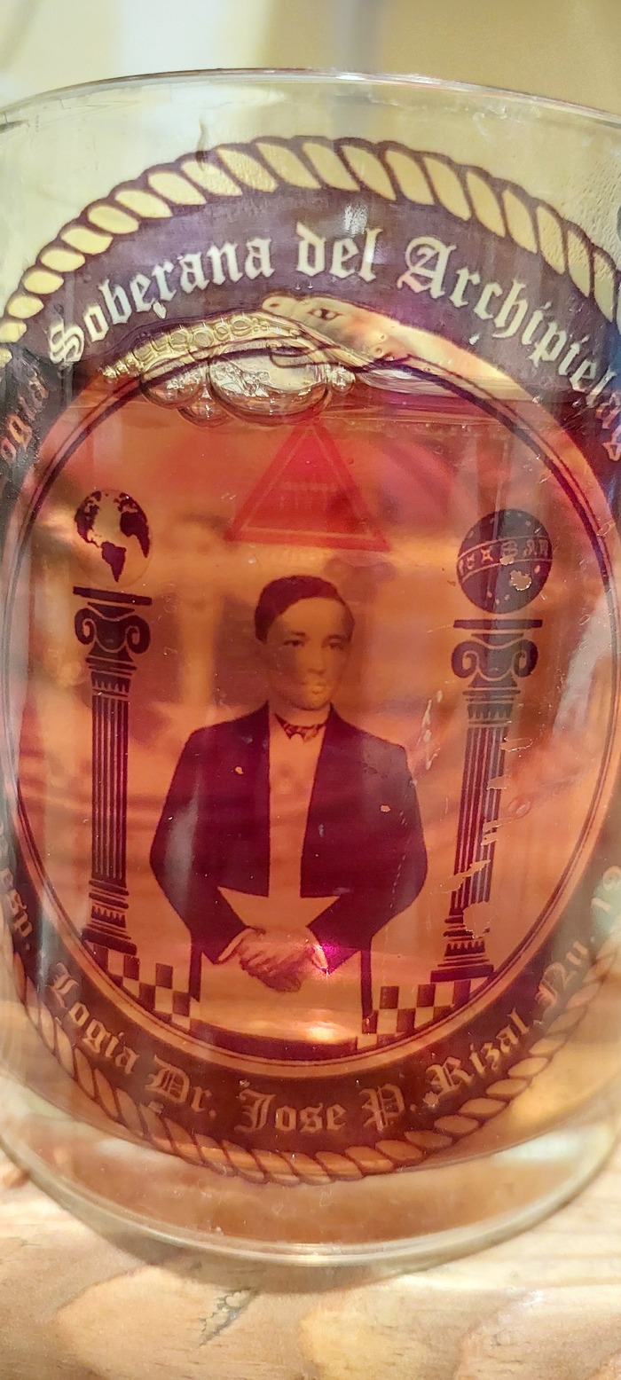 Любителям теории заговора. На самом деле просто сувенирка.