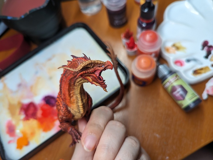 Еле нашла его глаза. После грунтовки я поняла, что они просто крошечные и похожи на чешуйки. Залито в белый перед тем как использовать флюорисцент.