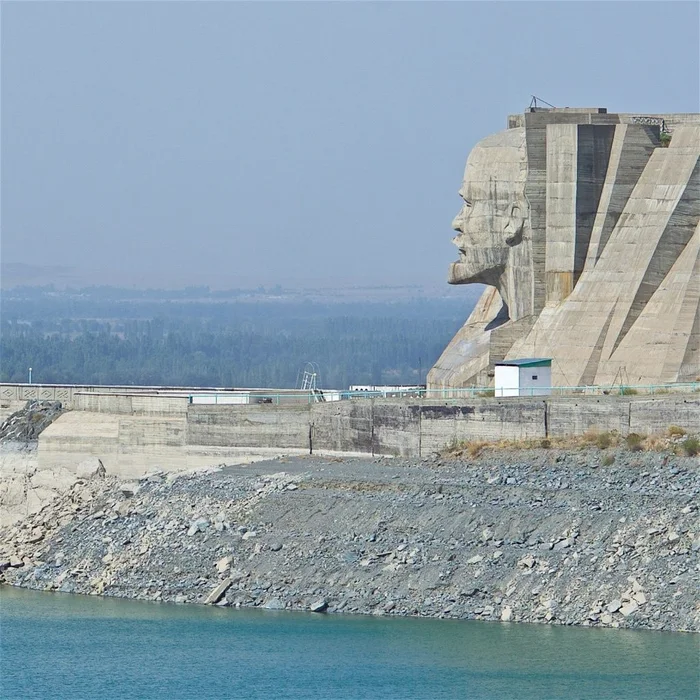 Giant head of Lenin - Dam, Kyrgyzstan, Lenin, Head, Livejournal, Longpost, Repeat