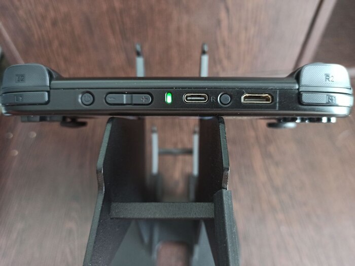 Слева направо: кнопка включения и регулировка громкости, лапочка включения/зарядки, Type-C (зарядка), кнопка Reset, порт mini HDMI, для подключения к телевизору