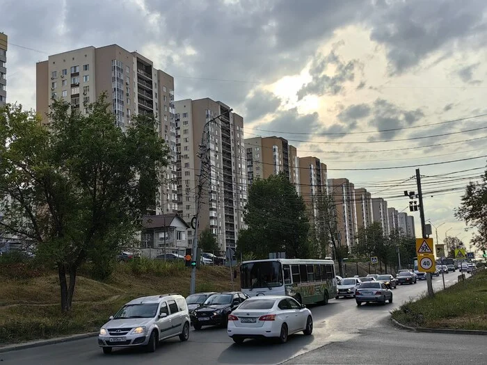 Саратов. 10 одинаковых домов в ряд. Еще бы 10 таких рядов настроили - Саратов, Многоэтажка