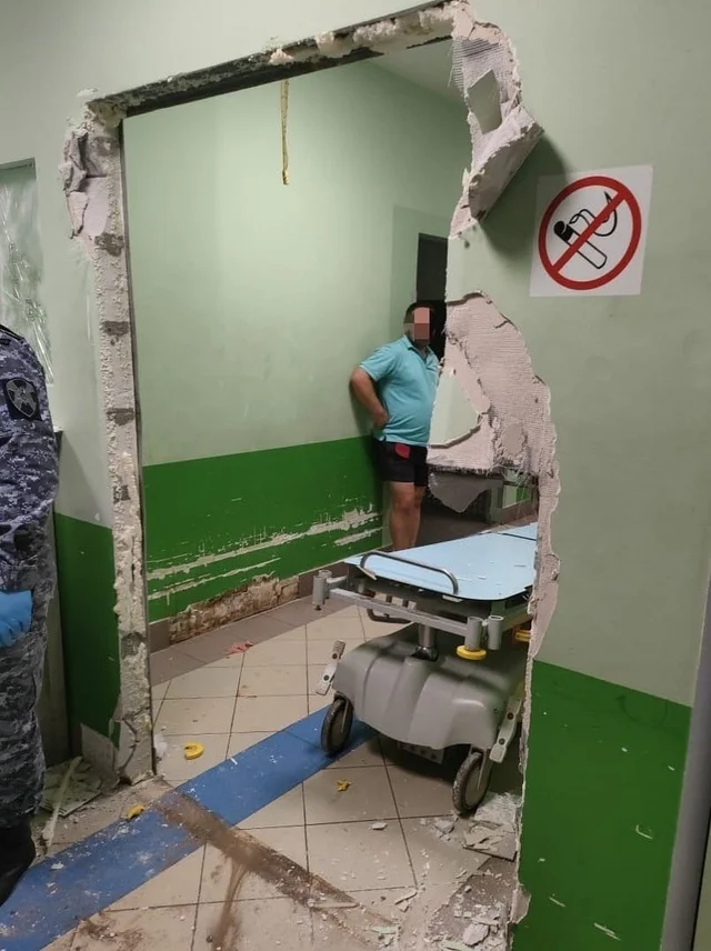 Drunk patient breaks metal door in Mariinsky Hospital emergency room - Doctors, Ambulance, Negative, Hospital, Incident, Disease history, ZM, In contact with, VKontakte (link)