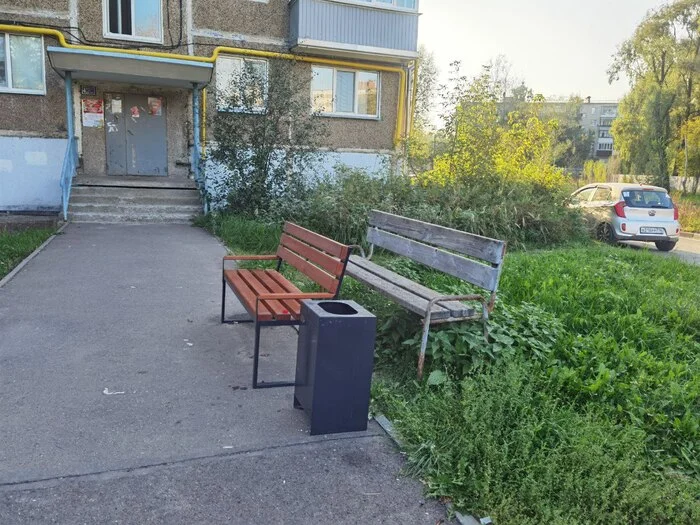 Frontend and backend - My, Bench, Old and new, Frontend, Backend, IT humor, Courtyard, The photo