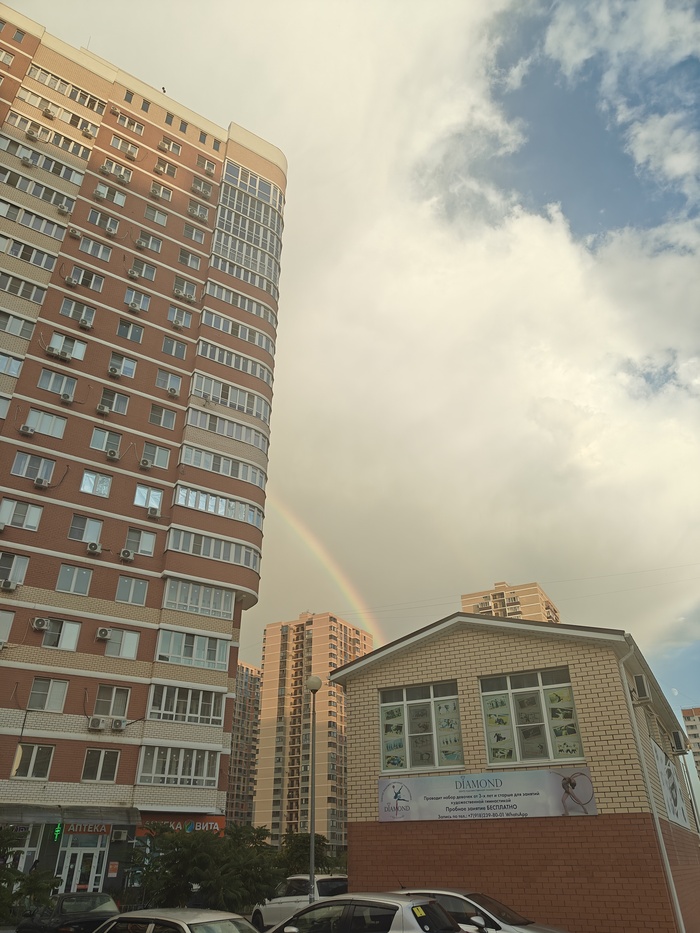 Недавно у нас прошёл дождь и появилась великолепная радуга) камера не передаёт всю красоту) Поделитесь тоже фотографиями радуги)