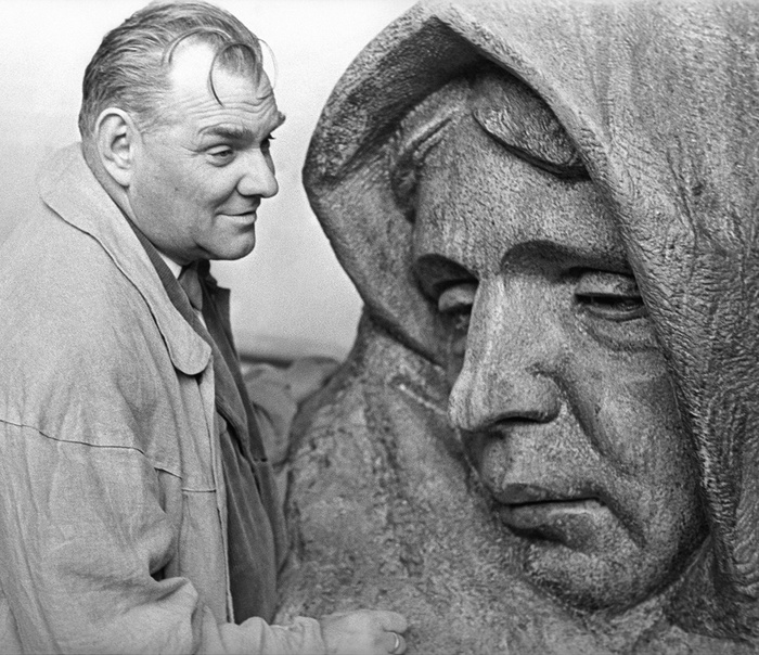 Скульптор Евгений Вучетич у своей работы. 6 сентября 1963 года