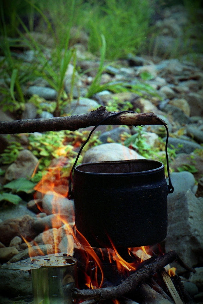 Тушёнка, сгущёнка и чай - классический перекус в маршруте.