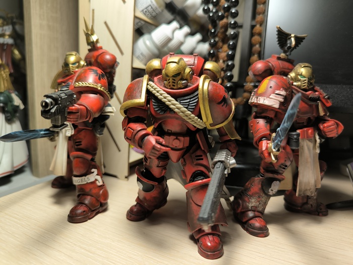 Центральный персонаж был куплен первым, года еще эдак два-три назад, и Советом Капитула был признан Ветераном 2-й роты. А Капитан 1-й роты с барского плеча ему даже плащ скинул.