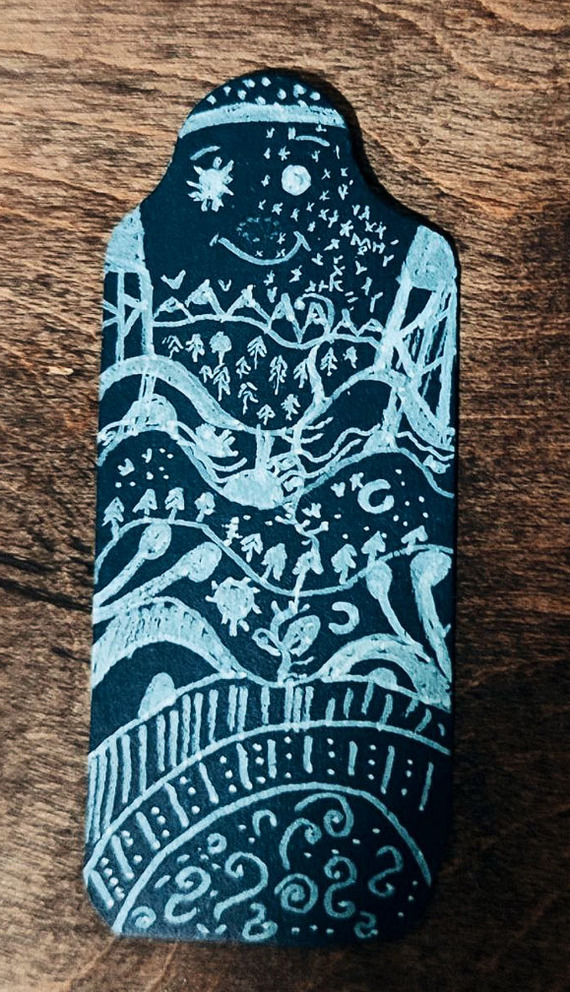 Сын мне нарисовал такую закладку. Искала-искала, да так и не нашла эту лягушку...😁