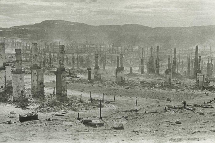 А это фото уже из недалёкого будущего: Мурманск в июне 1942-го после бомбёжки авиацией Люфтваффе.