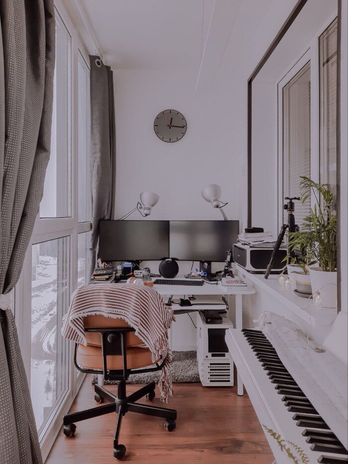 Первое время балкон был таким. Потом постепенно "захламил" его своим творческим беспорядком)