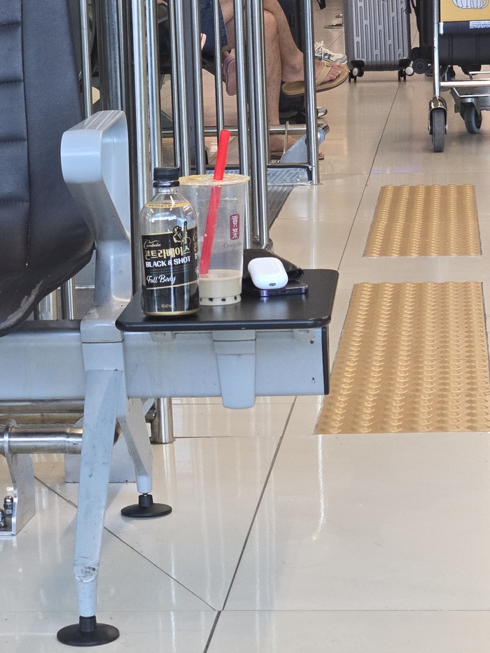 поразительная уверенность в том, что вещи никто не тронет - каждый раз этому удивляюсь.