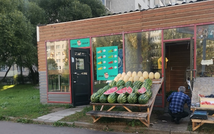 Ларек построенной по модному тренду объединения бизнесов. По видимому, взяв шаверму вы захотите взять и арбуз!