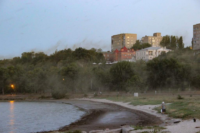 Видите дым над озером? Так вот, это всё комары!