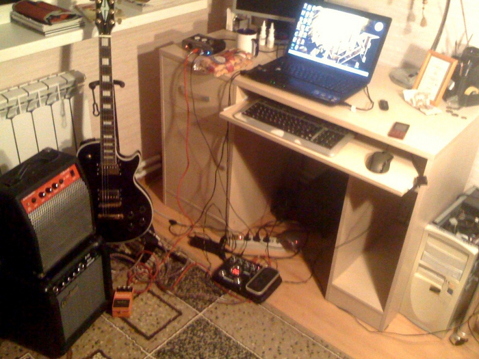 2011 год. Из моего здесь только нижний басовый комбик, звуковая карта и ноут. Остальное друзей
