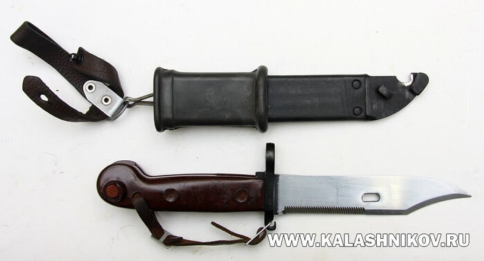 Штык-нож 6Х3 с ножнами к автомату Калашникова АКМ. Фото ВИМАИВиВС