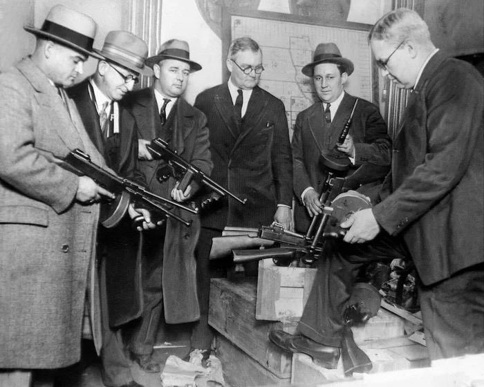 Chicago police arm themselves to prepare for war on gangsters, 1930 - Police, US police, Weapon, Weapon, Firearms