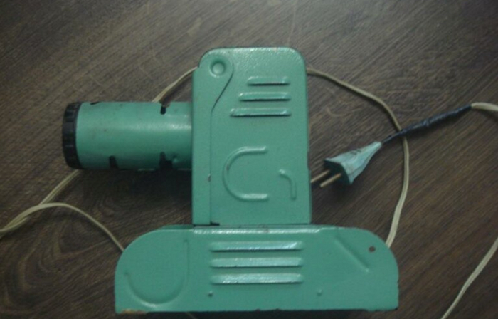 На фотографии есть провод с вилкой, но тогда я не догадался вставить его в розетку.