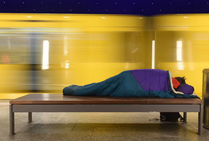 Повседневная жизнь в Берлине: бездомный спит на станции метро Museumsinsel.