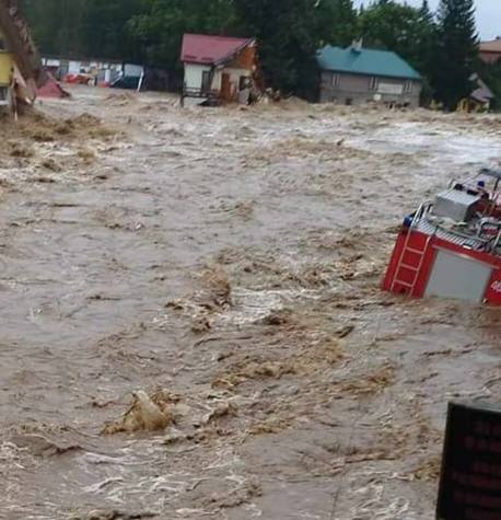 В Польше прорвало дамбу - Катастрофа, Польша, Наводнение, Видео, Вертикальное видео, Без звука, Длиннопост