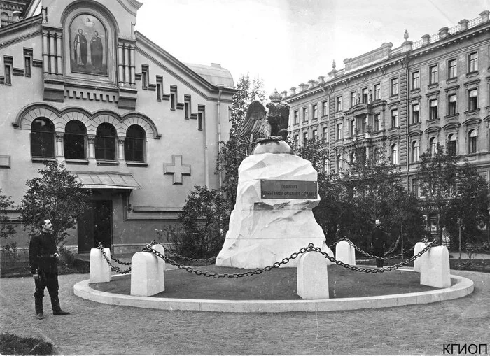 Monument to the Feats of the Life Guards Sapper Battalion. St. Petersburg. 1913 - The photo, Black and white photo, Российская империя, Monument, Saint Petersburg, 1913