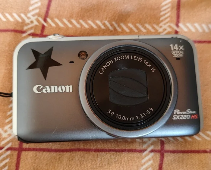 Hello, does anyone know how to transfer photos from a canon power shot sx220 hs camera to a phone? And does it have Bluetooth? - The photo, Camera, Canon, Help