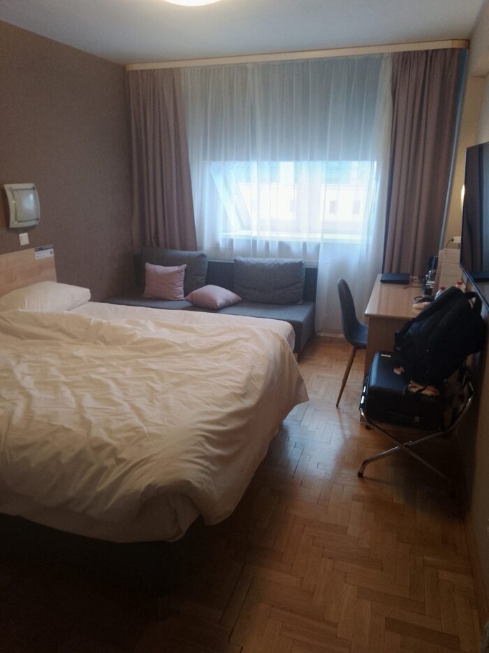 Вся мебель новая, нормальная, пододеяльник надет, одеяло тёплое, матрас мягкий, клопов нет