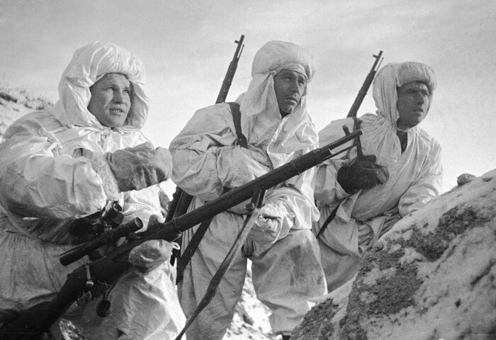 Снайпер Василий Зайцев (слева) объясняет новичкам предстоящую задачу