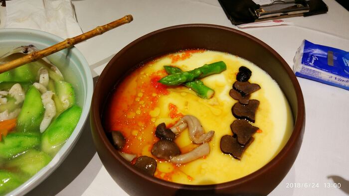 но голодным не уйдешь, еда есть и обычная))