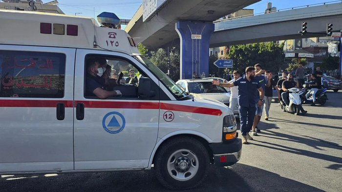 © AP Photo / Hassan AmmarАвтомобиль скорой помощи везет раненых после массовой детонации пейджеров в Бейруте