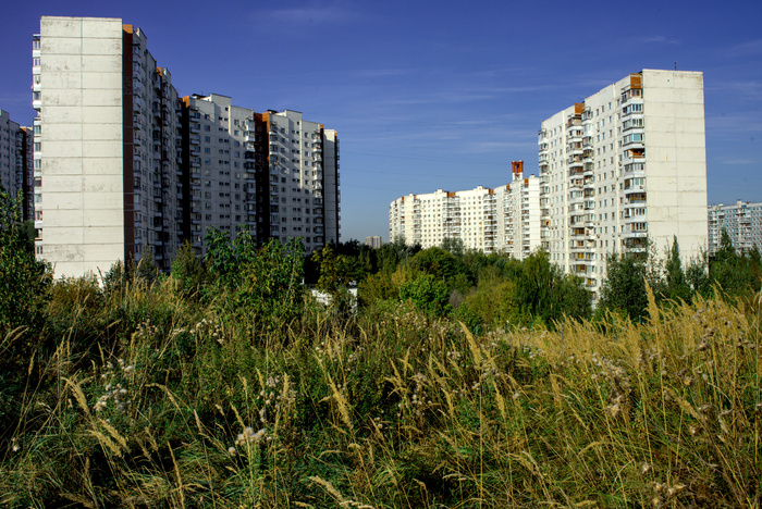 Жители близлежащих домов больше не могут посещать территорию ООПТ "Крылатские Холмы". Существовавшие десятилетями проходы на территорию Крылатских Холмов заделаны. Больше жители не могут себе позволить прогулки по территории Холмов, хотя она рядом