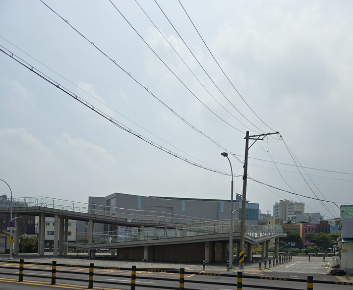 потом посмотрел на картах - нет, не памятник, не недострой, короче, так и не понял, что это за инсталляция.