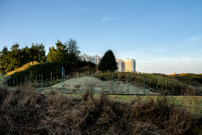 Забор на территории ООПТ. Существовашие десятилетями тропинки перерезаны, прогулки на территории ООПТ исключены