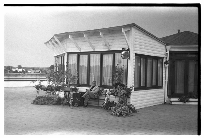 Саксофонист ждет своего выступления