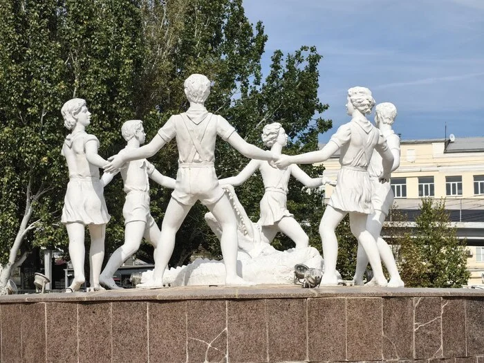 Children dance in a circle around the crocodile that ate Barmaley - Volgograd, Sculpture, Fountain