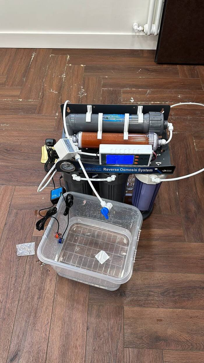 Клей не засох и выходит из щелей )