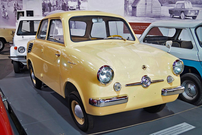 WSK Mikrus MR-300 в Краковском городском техническом музее (Muzeum Inżynierii Miejskiej Kraków) рядом с менее удачными проектами микроавтомобилей, Smyk («Пострел», «Шпингалет») 1957 года (справа) и WSK Gacek 1969 года (позади).