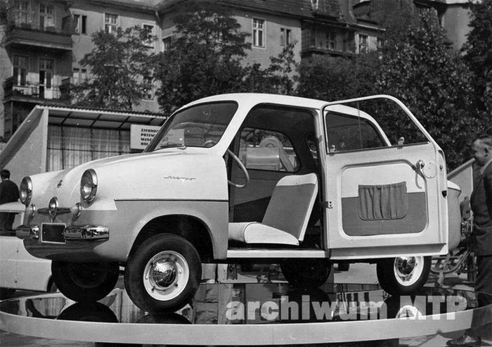 Дебют WSK Mikrus MR-300 на Познанской ярмарке 1958 года. Машину выпускал авиазавод WSK Mielec, двигатели для нее поставлял завод WSK Rzeszów.