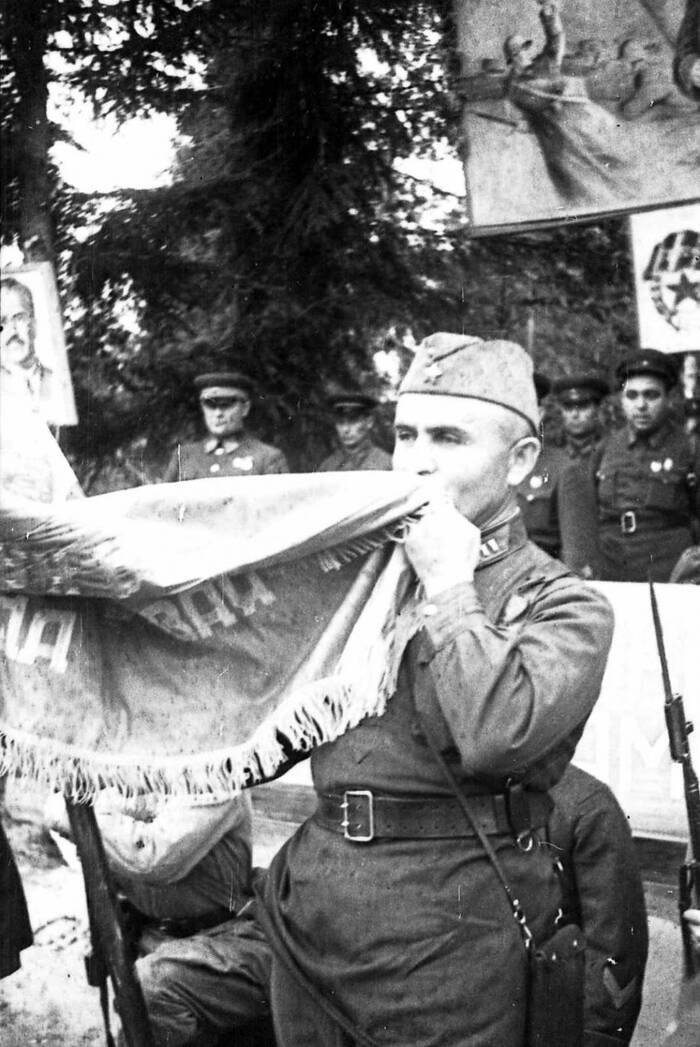 Командир 4-й гвардейской стрелковой бригады гвардии полковник Сумбат Меликович Даниелян принимает гвардейское Красное Знамя. Калининский фронт, 27 июля 1942 года.