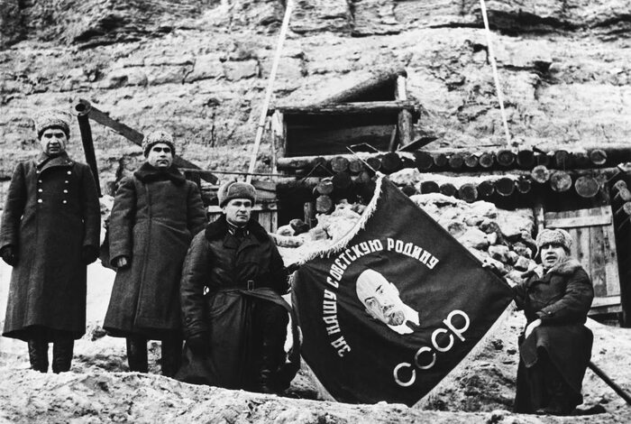 В краткой ответной речи, командир дивизии рассказав пройденный боевой путь дивизии - поклялся от имени командования и бойцов-гвардейцев: Клянемся пронести это Знамя сквозь всю войну, под этим Знаменем бить врага так, как бил Суворов и выйти победителем