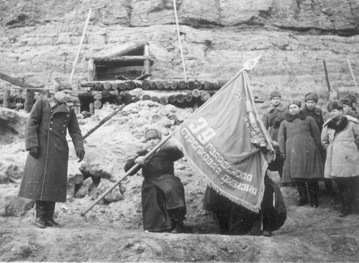 Вручение гвардейского Знамени 39-й стрелковой дивизии в Сталинграде. Вручает Знамя командующий 62-й армией генерал-лейтенант Василий Чуйков, держит командир дивизии гвардии генерал-майор Степан Гурьев.