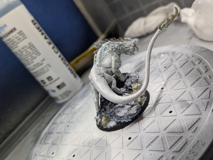 Камень был безжалостно замазан снегом и льдом от Green Stuff World. Теперь думаю о том чтоб покрасить другого белого дракона, ради работы над базой со снегом.