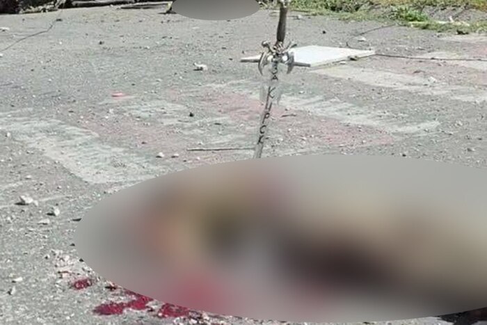 Убитый ВСУшник с мечом в груди, ранее позировал с ним вместе с сослуживцами