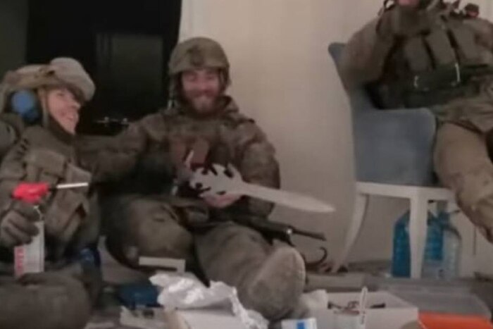 Убитый ВСУшник с мечом в груди, ранее позировал с ним вместе с сослуживцами