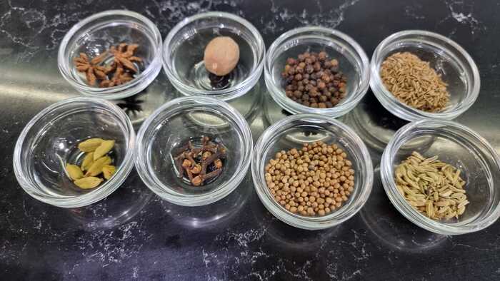 Бадьян, кардамон, гвоздика, кориандр, фенхель, перец и мускатный орех будят в человеке первородный грех! Чревоугодничество.)