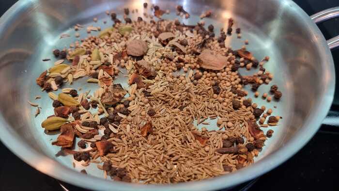 От сковородки пахнет Индией.