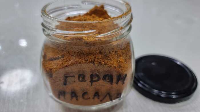 Храним в герметичной баночке 3-6 месяцев. Потом можно заново приготовить.