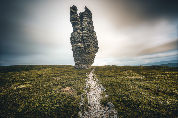 Хотел избавиться от "человеков" снимая серию из 50 кадров (склеивается потом в ФШ и люди "исчезают"), один из них залип глядя на останец, получилось так - небо размыто как при длинной выдержке, человек более менее в фокусе.