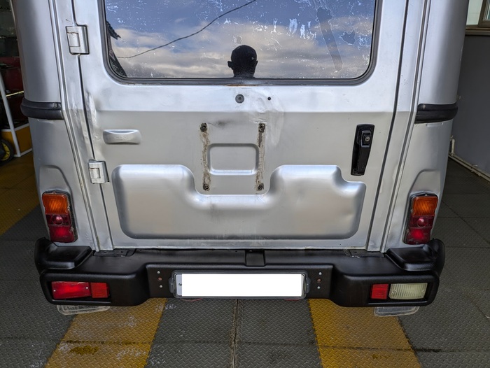 На правом ухе гарнитура, если что. А то начнется...